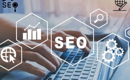 SEO Optimierungen und SEO Grundlagen. Auf dem Bild ist eine Tastatur zu sehen, mit SEO Symbolen
